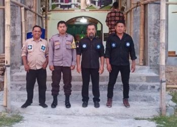 Bhabinkamtibmas Polsek Pineleng Polresta Manado melaksanakan Paja Somat (polisi jaga gereja dan sholat Jumat), Minggu (11/6/2023) pagi.