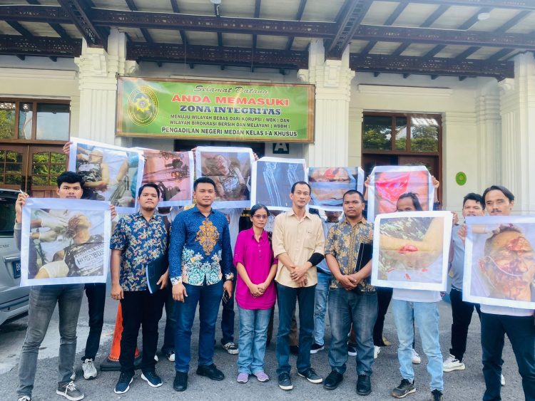 Korban didampingi pendukung dan penasehat hukumnya, Paul J J Tambunan, mengucapkan terimakasih atas vonis yang diberikan hakim