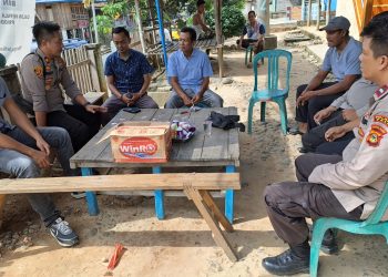 Kapolsek Penukal Utara IPTU FREDY FRANSE TRIWAHYUDI, SH didampingi Kanit Intel Aiptu Dodi Wisno, Kanit Binmas Aipda Dhana dan Bhabinkamtibmas Desa Prabumenang Bripka Nopran melakukan silaturahmi dengan Panitia dan calon Kades Desa Prabumenang