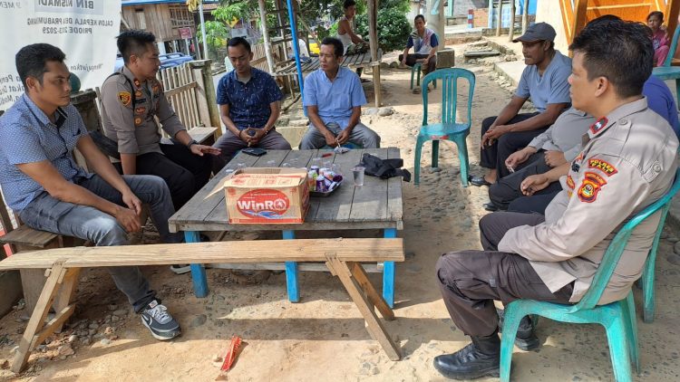 Kapolsek Penukal Utara IPTU FREDY FRANSE TRIWAHYUDI, SH didampingi Kanit Intel Aiptu Dodi Wisno, Kanit Binmas Aipda Dhana dan Bhabinkamtibmas Desa Prabumenang Bripka Nopran melakukan silaturahmi dengan Panitia dan calon Kades Desa Prabumenang