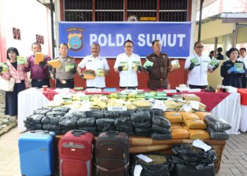 TUNJUKKAN BARANG BUKTI NARKOBA: Direktur Narkoba Polda Sumut, Kombes Pol Yemi Mandagi menunjukkan barang bukti narkoba yang akan dimusnahkan di Mapolda Sumut, Rabu (8/11/2023). (Foto Dok/ Polda Sumut)