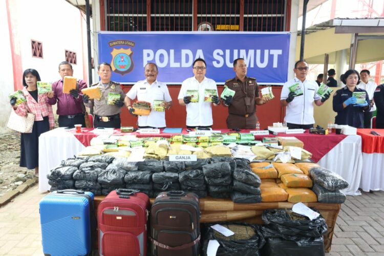 TUNJUKKAN BARANG BUKTI NARKOBA: Direktur Narkoba Polda Sumut, Kombes Pol Yemi Mandagi menunjukkan barang bukti narkoba yang akan dimusnahkan di Mapolda Sumut, Rabu (8/11/2023). (Foto Dok/ Polda Sumut)