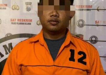 DITANGKAP: Seorang pria, tersangka penadah BBM curian milik Pertamina, diamankan di Mapolres Pelabuhan Belawan, setelah ditangkap, Kamis (20/6/2024).(Foto Dok/Polres Belawan)

         