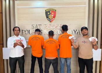 Dua pelaku diamankan di Desa Karang Anyer Kecamatan Darul Makmur Kabupaten Nagan Raya Sabtu 27 juli 2024 terkait judi kartu domino. Satu orang lainnya diamankan di Desa Lamie kecamatan Darul Makmur Kab. Nagan Raya terkait judi slot hari Minggu tanggal 28 Juli 2024.
