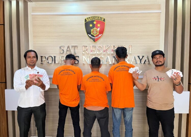 Dua pelaku diamankan di Desa Karang Anyer Kecamatan Darul Makmur Kabupaten Nagan Raya Sabtu 27 juli 2024 terkait judi kartu domino. Satu orang lainnya diamankan di Desa Lamie kecamatan Darul Makmur Kab. Nagan Raya terkait judi slot hari Minggu tanggal 28 Juli 2024.