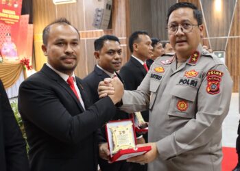 Penghargaan yang diserahkan langsung oleh Kapolda Aceh Irjen Pol. Achmad Kartiko itu berlangsung saat kegiatan Rakernis Fungsi Reserse Jajaran Polda Aceh TA.2024 yang diterima oleh Kasat Reskrim Polres Nagan Raya IPTU Vitra Ramadhani, Banda Aceh. Selasa (20/08/2024).