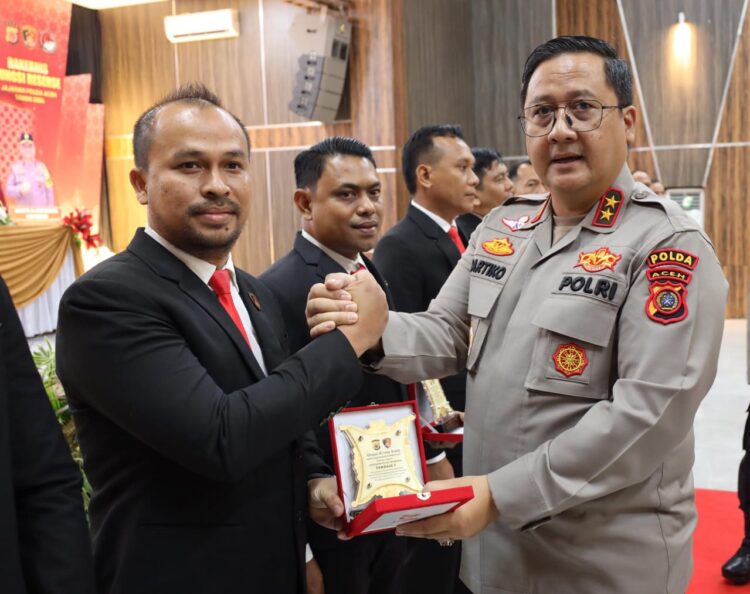Penghargaan yang diserahkan langsung oleh Kapolda Aceh Irjen Pol. Achmad Kartiko itu berlangsung saat kegiatan Rakernis Fungsi Reserse Jajaran Polda Aceh TA.2024 yang diterima oleh Kasat Reskrim Polres Nagan Raya IPTU Vitra Ramadhani, Banda Aceh. Selasa (20/08/2024).