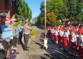 Satuan Lalu Lintas (Satlantas) Polresta Manado, yang dipimpin oleh Kanit Kamsel IPTU Repi Samel, melaksanakan sosialisasi dan kampanye keselamatan berlalu lintas serta penanaman nilai-nilai pemolisian sejak dini pada hari ini, Selasa (tanggal), di tiga lembaga pendidikan Katolik di Manado, yaitu TK Katolik Santa Anna, SD Katolik 14 Santo Paulus, dan SMP Katolik Santo Dominiko, Selasa (20/8/2024).
