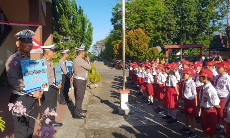 Satuan Lalu Lintas (Satlantas) Polresta Manado, yang dipimpin oleh Kanit Kamsel IPTU Repi Samel, melaksanakan sosialisasi dan kampanye keselamatan berlalu lintas serta penanaman nilai-nilai pemolisian sejak dini pada hari ini, Selasa (tanggal), di tiga lembaga pendidikan Katolik di Manado, yaitu TK Katolik Santa Anna, SD Katolik 14 Santo Paulus, dan SMP Katolik Santo Dominiko, Selasa (20/8/2024).