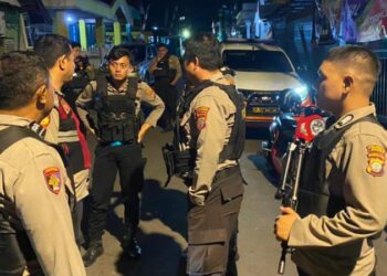 Polsek Singkil Polresta Manado melaksanakan kegiatan patroli gabungan bersama Rayon Sabhara di wilayah hukum Polsek Singkil. Patroli ini diadakan sebagai langkah strategis untuk mengantisipasi gangguan keamanan dan ketertiban masyarakat (kamtibmas) pasca terjadinya penganiayaan dengan senjata tajam (sajam) di area tersebut, Selasa ( 21/8/2024) malam.