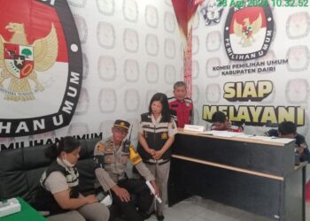 Urusan Kesehatan (Urkes) Polres Dairi melakukan pemeriksaan kesehatan terhadap sejumlah petugas Polri, TNI, Satpol PP, Pegawai Kantor KPU di Kantor KPU Dairi. Rabu (28/08/2024).