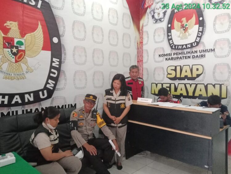 Urusan Kesehatan (Urkes) Polres Dairi melakukan pemeriksaan kesehatan terhadap sejumlah petugas Polri, TNI, Satpol PP, Pegawai Kantor KPU di Kantor KPU Dairi. Rabu (28/08/2024).