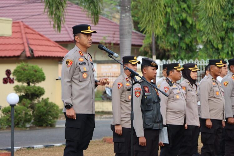 Kapolres Ogan Ilir AKBP Bagus Suryo Wibowo, S.I.K., memimpin apel pagi yang berlangsung pada Senin, 9 September 2024, di lapangan upacara Polres Ogan Ilir. Apel ini dihadiri oleh Wakapolres Ogan Ilir Kompol Helmi A. S.H., M.H., para Pejabat Utama (PJU), serta seluruh personil Polres Ogan Ilir. Dalam kesempatan tersebut, Kapolres menyampaikan beberapa arahan strategis terkait tugas kepolisian, keamanan wilayah, dan kesiapan menghadapi Pilkada 2024.