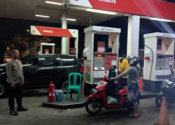 Personel Polresta Manado kembali menggelar patroli rutin di sejumlah Stasiun Pengisian Bahan Bakar Umum (SPBU) yang ada di wilayah Manado pada Minggu, 19 Januari 2025. Kegiatan patroli ini bertujuan untuk memastikan kelancaran proses pengisian BBM dan menjaga keamanan di sekitar SPBU.
