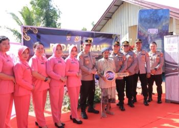 Kapolres Seruyan AKBP Beddy Suwendi, S.H., S.I.K., secara resmi meresmikan sekaligus menyerahkan kunci rumah hasil Bedah Rumah secara simbolis kepada penerima manfaat, Saudara Aliyadi, dalam rangka memperingati HUT Bhayangkara Ke-80 Tahun 2026.