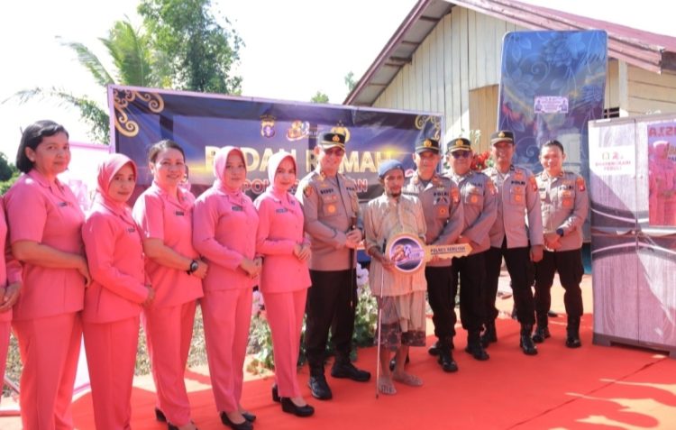 Kapolres Seruyan AKBP Beddy Suwendi, S.H., S.I.K., secara resmi meresmikan sekaligus menyerahkan kunci rumah hasil Bedah Rumah secara simbolis kepada penerima manfaat, Saudara Aliyadi, dalam rangka memperingati HUT Bhayangkara Ke-80 Tahun 2026.