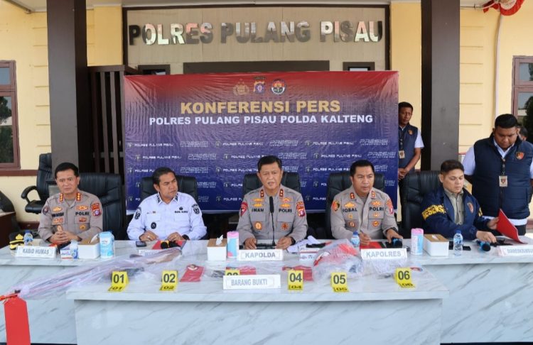 Kapolda Kalteng Irjen Pol Iwan Kurniawan, dalam Konferensi Persnya didampingi Wakil Bupati Pulpis, Dirreskrimsus, Kabidhumas dan Kapolres Pulpis di Lobi Mapolres Pulpis, Rabu (26/8/2026).