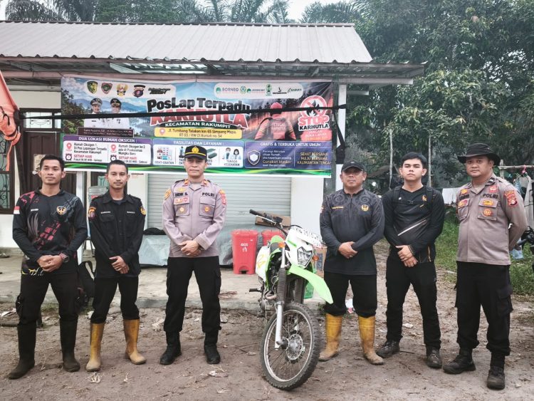 Kapolsek Rakumpit Iptu Didik Suhardianto memimpin apel kesiapan personel sebelum pelaksanaan patroli gabungan antisipasi kebakaran hutan dan lahan (Karhutla) di wilayah hukum Polsek Rakumpit.